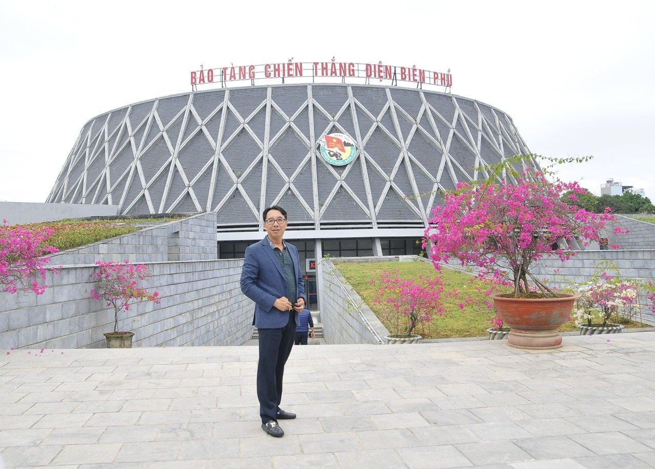 Giang Minh Tuấn trước Bảo tàng Chiến thắng Điện Biên Phủ